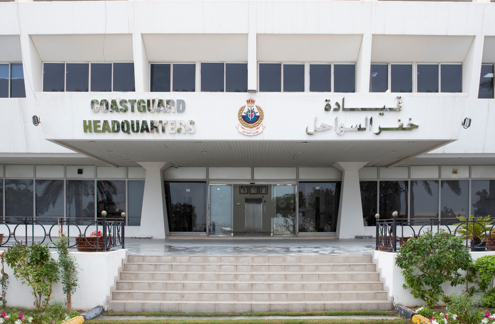 خفر السواحل: فقدان شخص في البحر بعد اصطدام قارب بدورية بحرية ومحاولة الهروب أثناء مزاولة صيد الروبيان بأدوات ممنوعة<